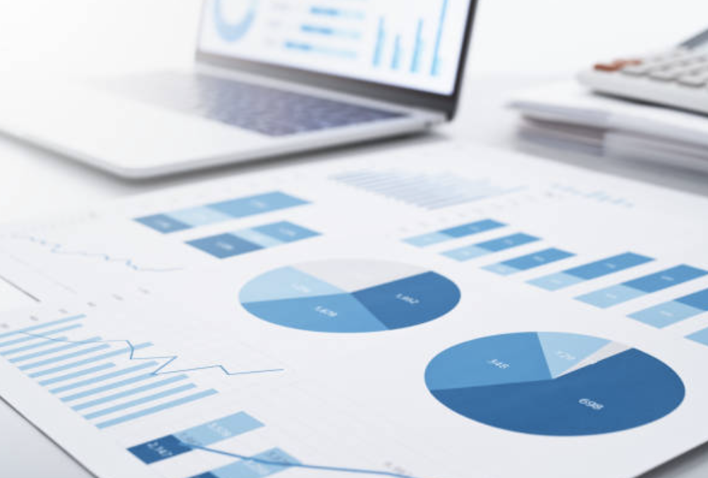 レポートを渡している写真